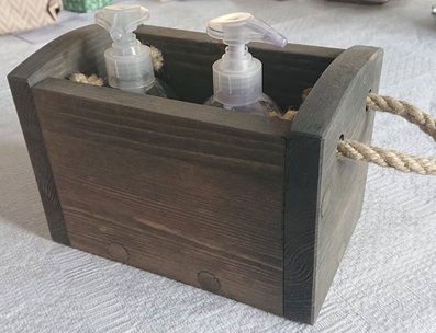 rustikk boks med håndtak av hamp tau såpeholder håndsåpe håndkrem pumpeflaske