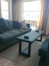 Rustikt sofabord i gran med sorte stålben