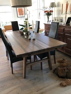 Spisebord i eik, eikebord, langbord, helstav eik,brunt bord