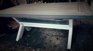 sofabord med kryssben og avishylle håndlaget av møbelsnekker