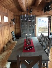 Håndlaget Furu spisebord og heltre spisestoler i furu på hytte