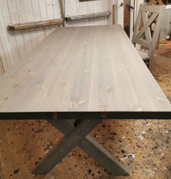 Patinagrått spisebord i furu