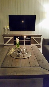 Stilfull stue med Johan tv-benk og Randi sofabord. Kvalitetsmøbler som varer!