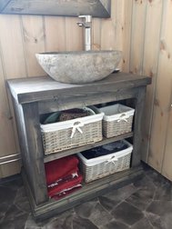 Servantskap faspanel rustikt baderomsinnredning håndlaget elvesteinvask hyttebad
