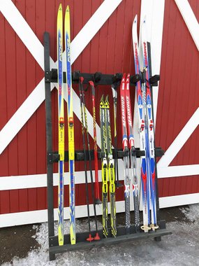 Singel skistativ i heltre med plass til mange ski