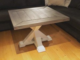 Kvadratisk stuebord med innrammet bordplate Vigga understell hvitmalt håndlaget møbelsnekker Korshagan stue hytte rustikke møbler